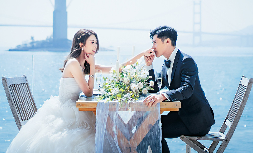 ■一對準新人在海邊拍婚照，找回初初拍拖的感覺。    
