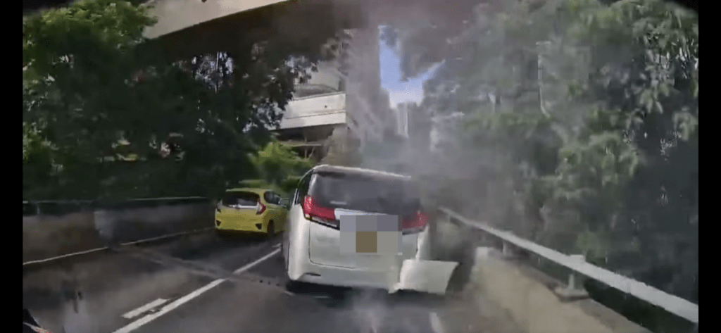 車尾泵把更如紙牌般瞬間剝落，「吊吊揈」掛在車尾。