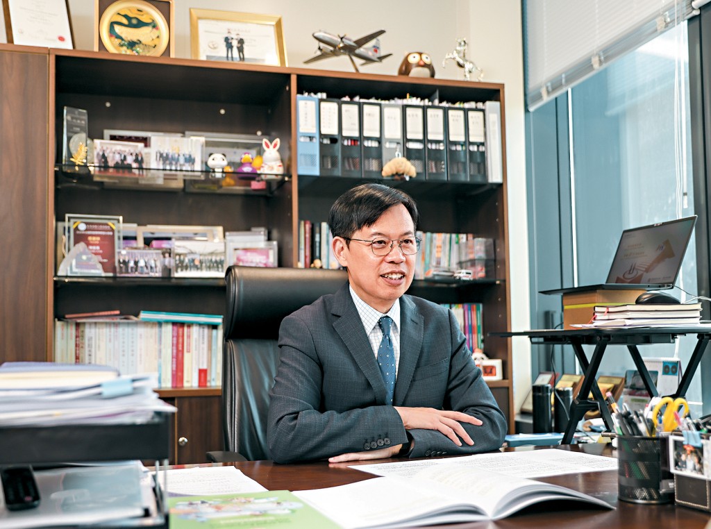 陳振英表示,今屆議會運作比過去順暢其實只是因為上屆拉布過於嚴重,才顯得今屆效率「突然提高」,現在只是重回正軌。