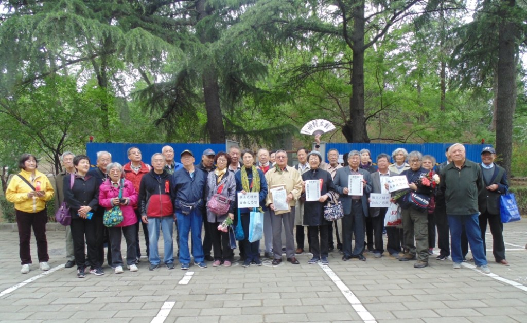 一众据说是清华校友现身抗议。微信