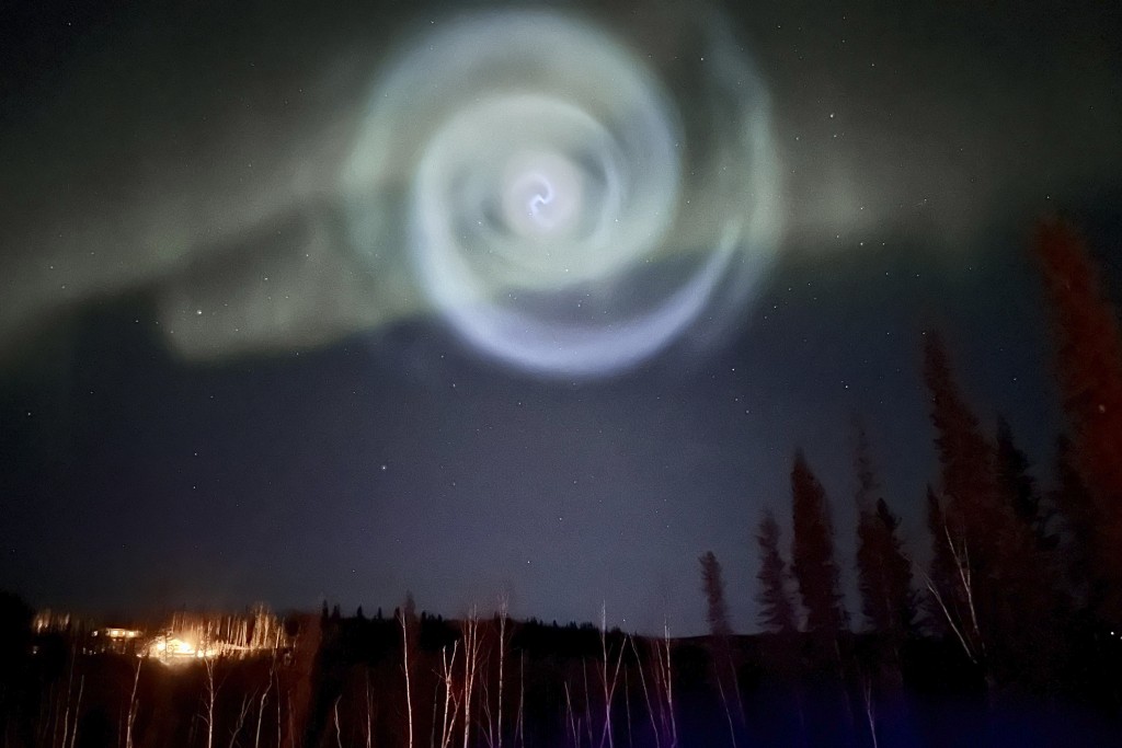 2023年4月15日凌晨阿拉斯加上空出現藍色螺旋光。 美聯社