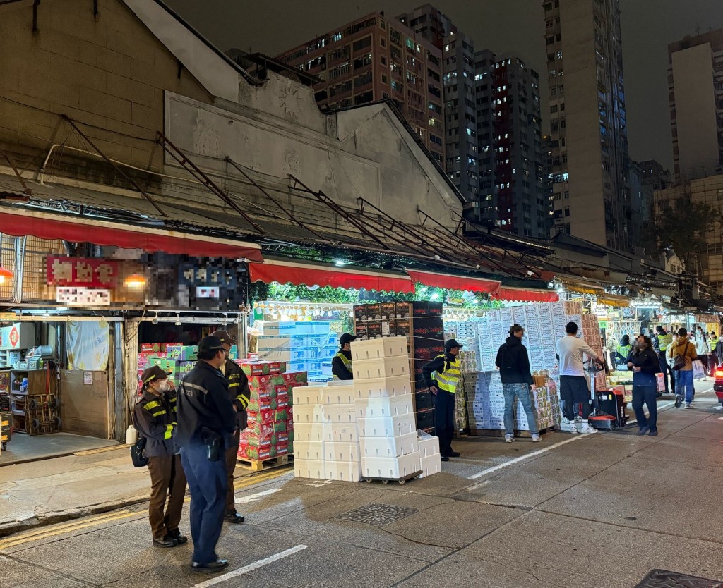 警方聯同食環署油麻地打擊阻街及交通違例。警方圖片