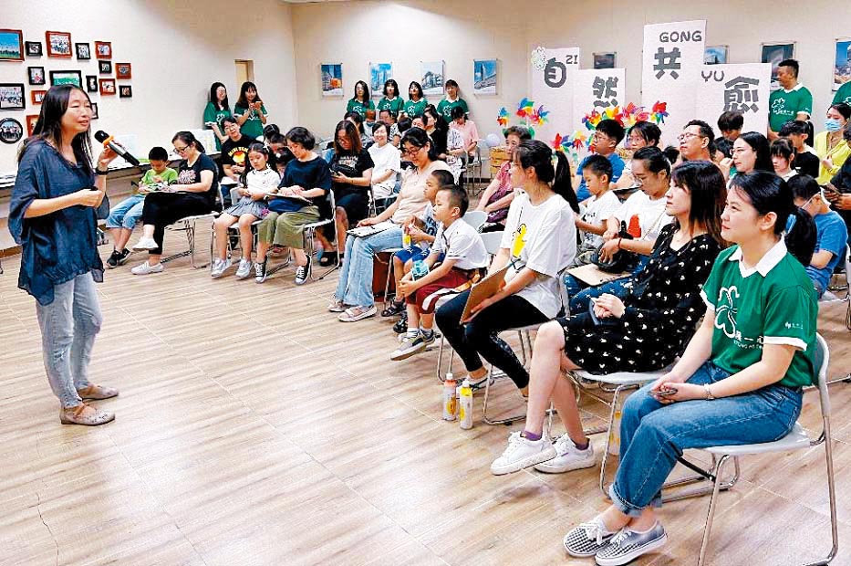 天津的恒隆一心義工隊為婦女及其子女舉辦沙龍活動,通過互動遊戲促進親子關係。