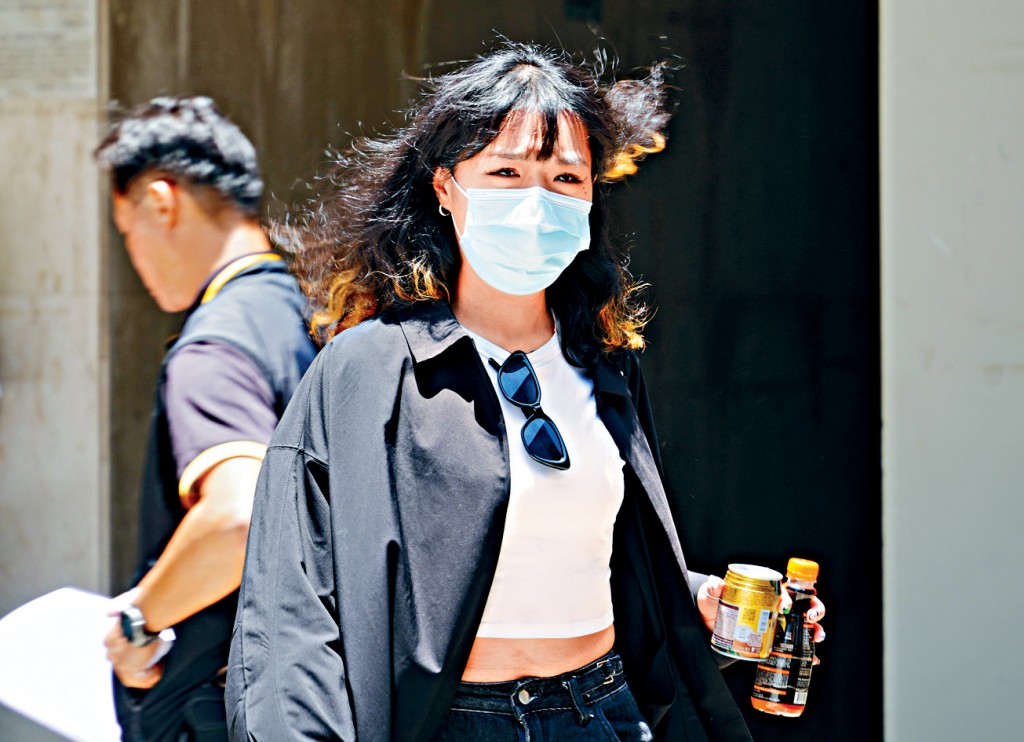 女被告劉佩凝共轉帳15萬元予黃振強。