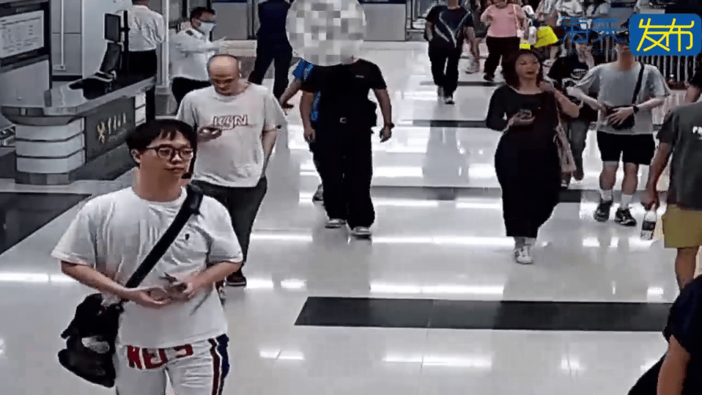 旅客被內地西九龍海關截查。 旅客被內地西九龍海關截查。