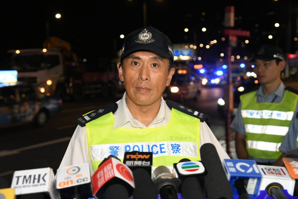 港岛总区交通意外调查队第三队高级警察林鸿祺向记者交代意外详情。李家杰摄