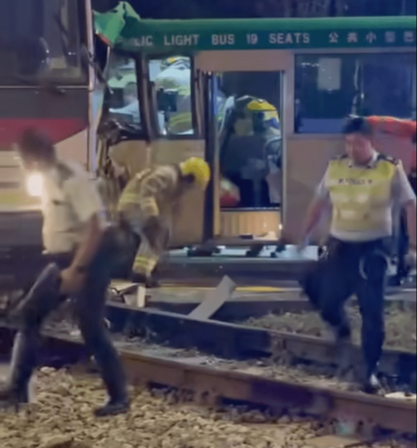 小巴男司機一度被困車內。網上片段截圖 小巴男司機一度被困車內。網上片段截圖