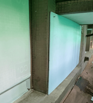 指為配合外牆工程，承建商為大廈外牆採取保護措施，包括玻璃窗保護、設置泥頭槽及木板等。宏福苑業主立案法團網頁圖片