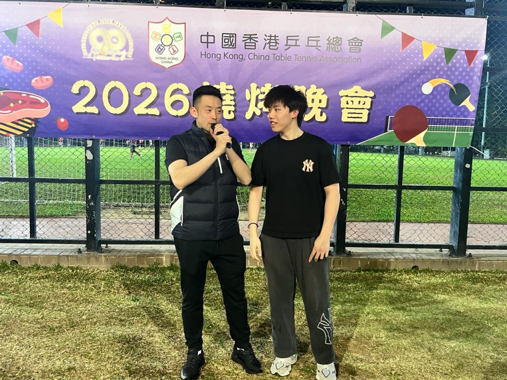 男雙「世一」組合黃鎮廷(左)及陳顥樺(右)在晚會上分享近況。徐嘉華攝 男雙「世一」組合黃鎮廷(左)及陳顥樺(右)在晚會上分享近況。徐嘉華攝