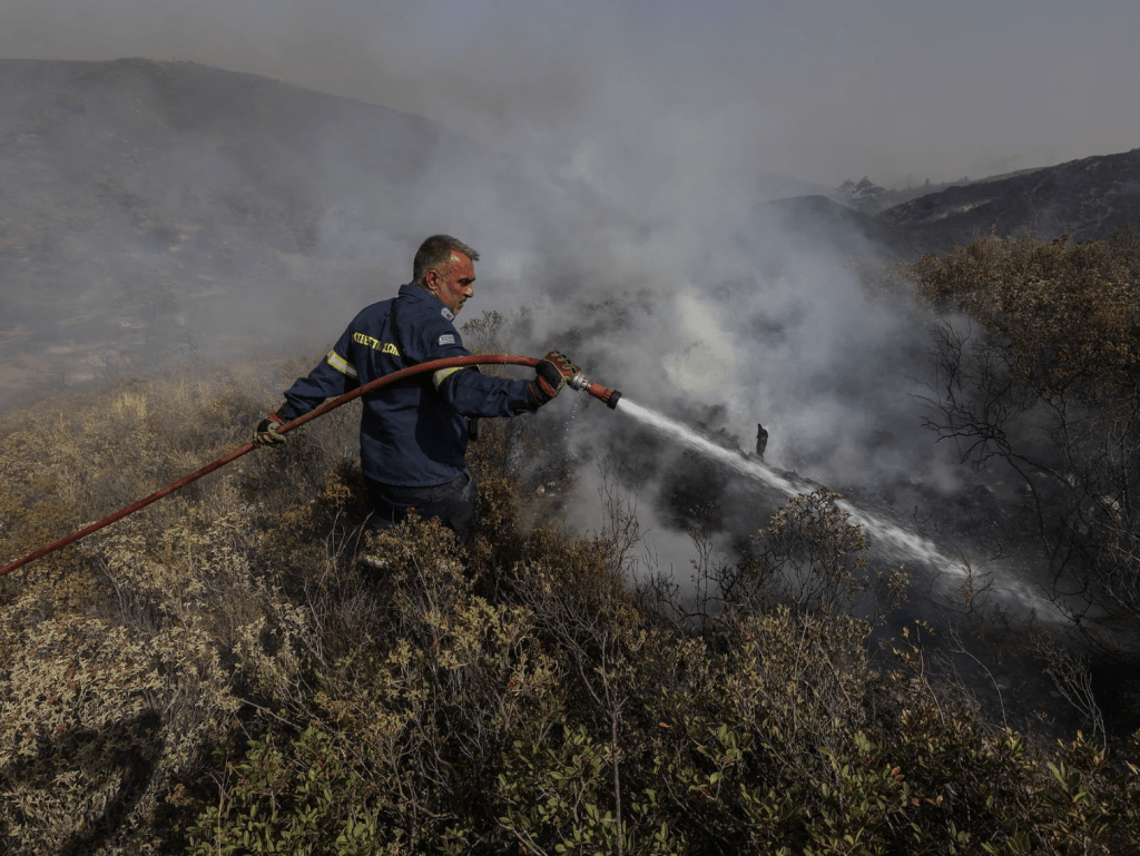 2023 年 7 月 27 日，一名消防員試圖撲滅希臘羅得島的野火。路透社