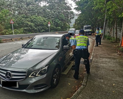 兩日行動中，警員於大嶼山東涌道及嶼南道封閉道路截查車輛。