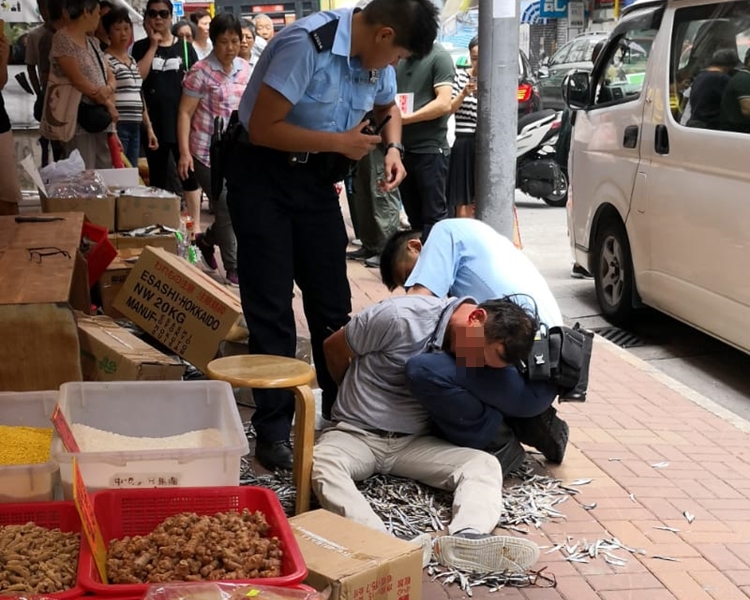 據悉，警員手部受傷。讀者提供