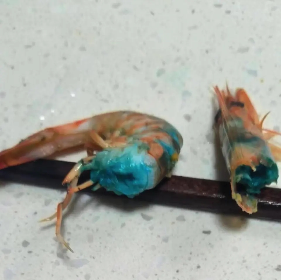 上海女子盒馬買蝦煮出「詭異藍」。