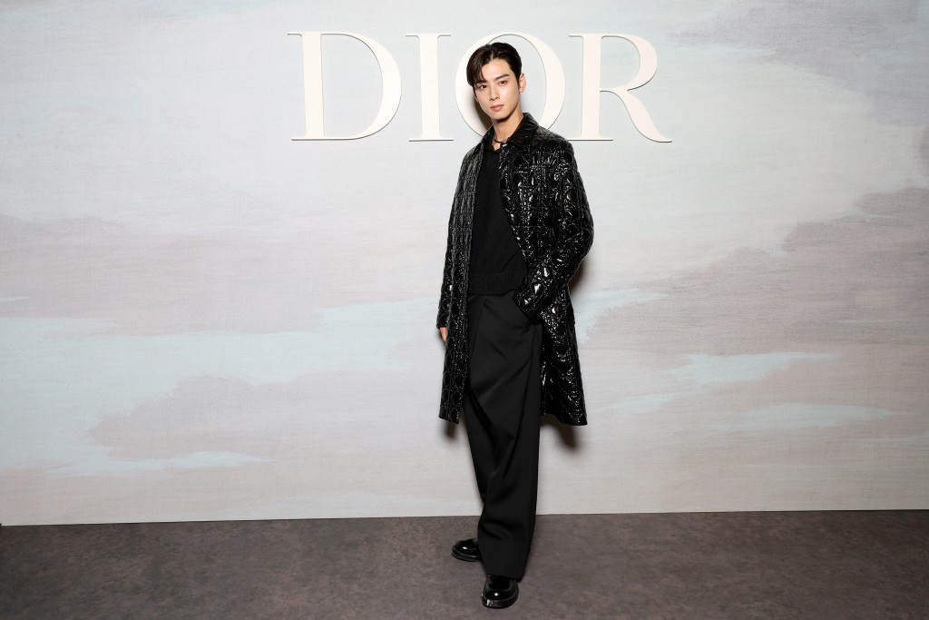 韓國人氣男神車銀優都是Dior時裝騷的座上客，他同樣以黑色大衣的帥氣示人。他穿着品牌招牌的菱格紋圖案亮面大衣，配以黑色上衣、長褲及皮鞋，展現帥氣的雅士格調。