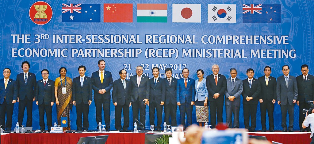 ■亞太區十多國的商務部長,二○一七年在越南河內出席RCEP會議。