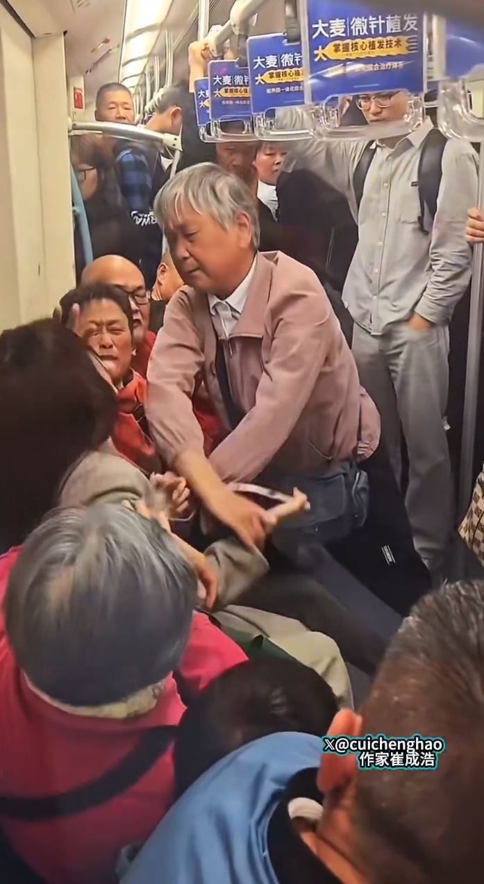 上海2名阿婆争位不遂围殴拒让座女乘客。