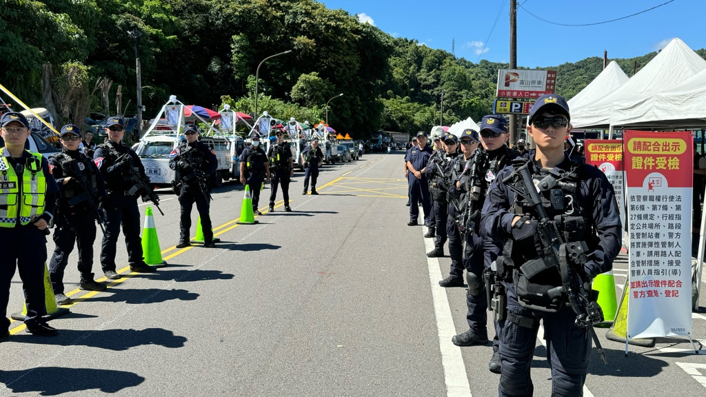 现场共计700警力全面戒备。 中时