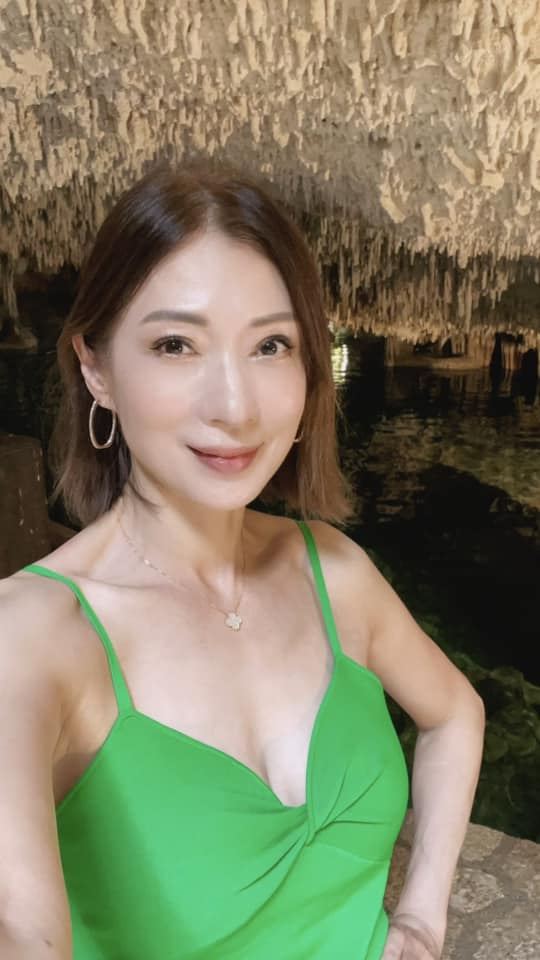 昨日（5日）温翠苹在facebook晒出性感三点式泳照，展露冻龄fit爆好身材。