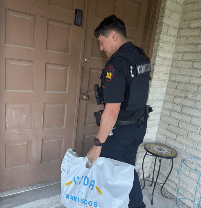 為了訂餐顧客不會餓著，副警長查帕親自為其送外賣。Facebook@Mark Herman, Harris County Constable Precinct 4
