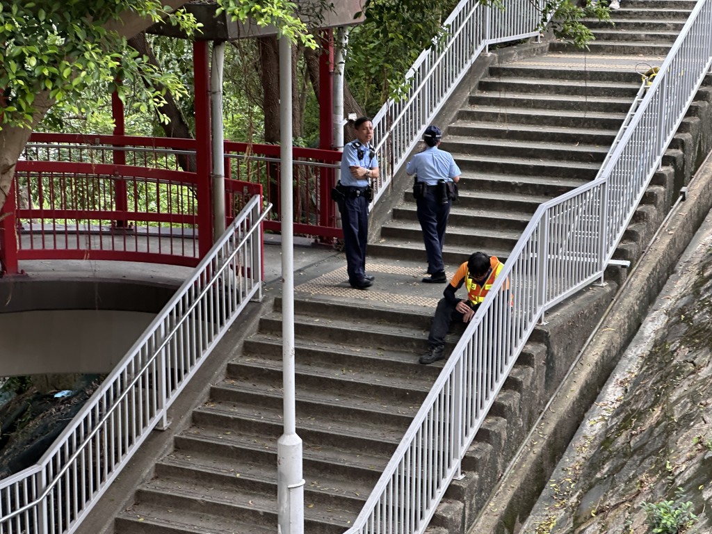 警員在場調查。 警員在場調查。