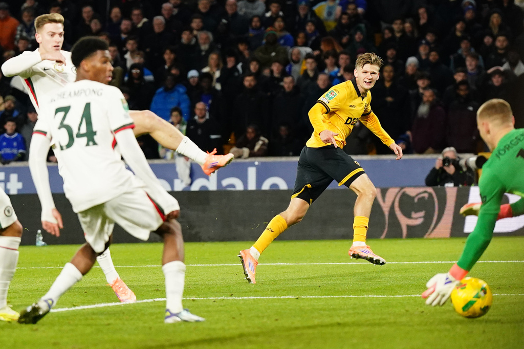 狼隊下半場全力反撲。美聯社 狼隊下半場全力反撲。美聯社