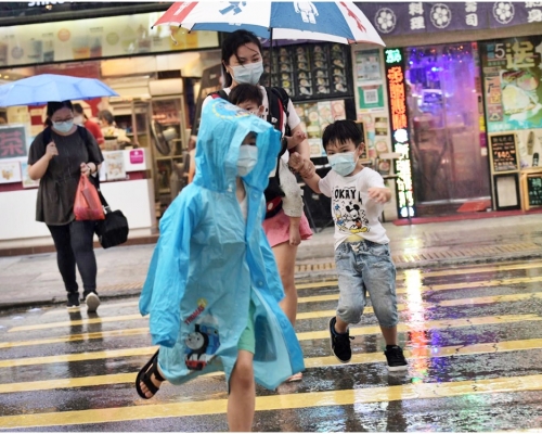 預測本港地區今日大致多雲,有驟雨。初時雨勢有時頗大及有雷暴。資料圖片
