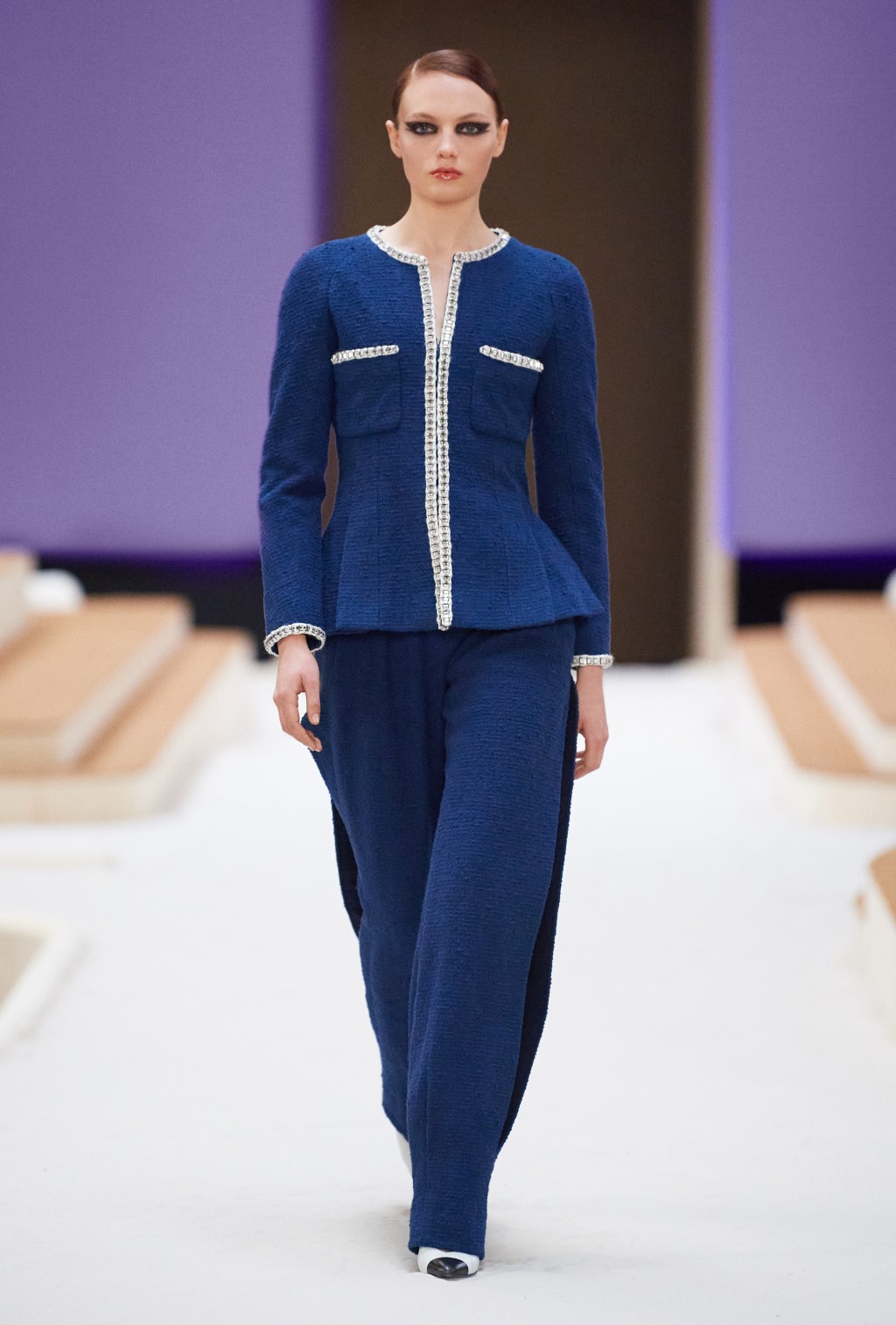 标志性的花呢外套及套装，都以清新色彩及修身剪裁主导设计。