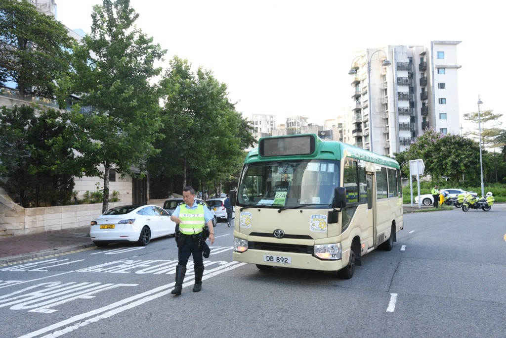 白石角男子疑收工趕車亂過路 捱綠Van撞倒昏迷送院。尹敬堂攝