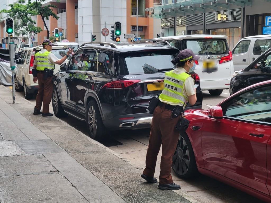 九龍城警區及西九龍總區交通部昨日進行聯合行動，在區內多個交通黑點執法。