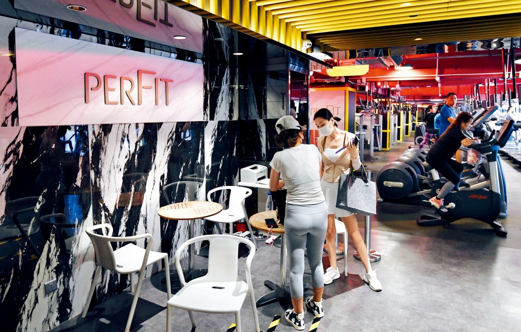 舒適堡原灣仔分店前日再改名為「perFIT」,醫美集團「perFACE」表示將接手經營部分健身及美容纖體業務。