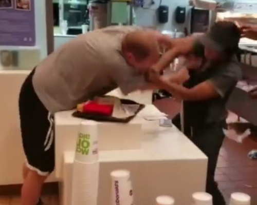 美國佛州麥當勞男客為一根飲管與女店員爆發肢體衝突。(網圖)