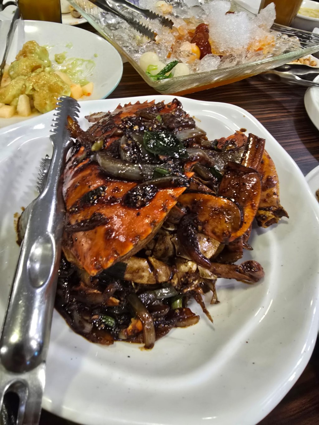 他們點了辣椒蟹、黑胡椒蟹、咕嚕肉及黑啤酒排骨等。 他們點了辣椒蟹、黑胡椒蟹、咕嚕肉及黑啤酒排骨等。