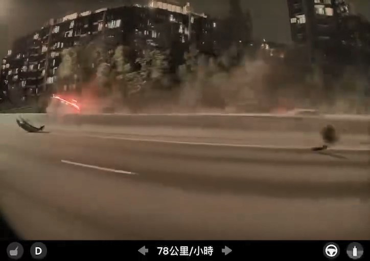 Audi在屯門公路高速飛馳,其後鏟上石壆後繼續滑行,撞毀一條燈柱後,再越過對面線。網上片段截圖 Audi在屯門公路高速飛馳,其後鏟上石壆後繼續滑行,撞毀一條燈柱後,再越過對面線。網上片段截圖