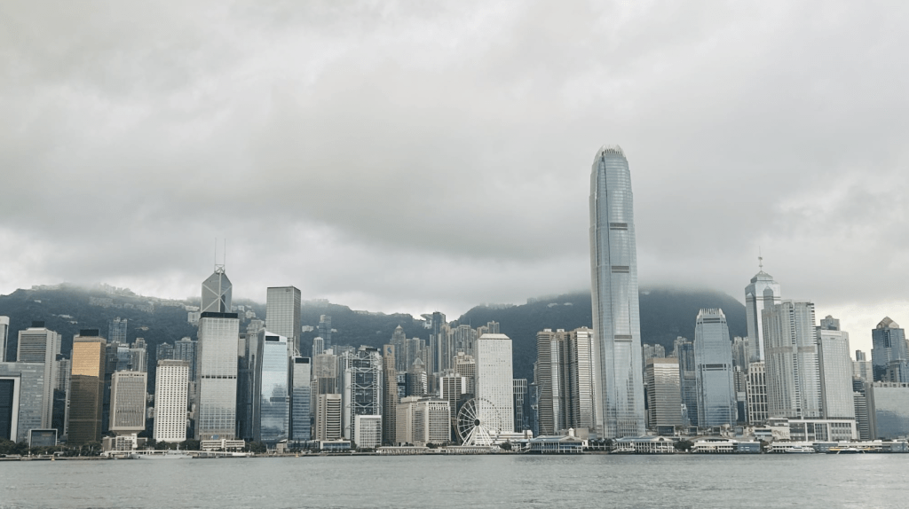 本港地區今日大致多雲，有幾陣驟雨。蔡楚輝攝