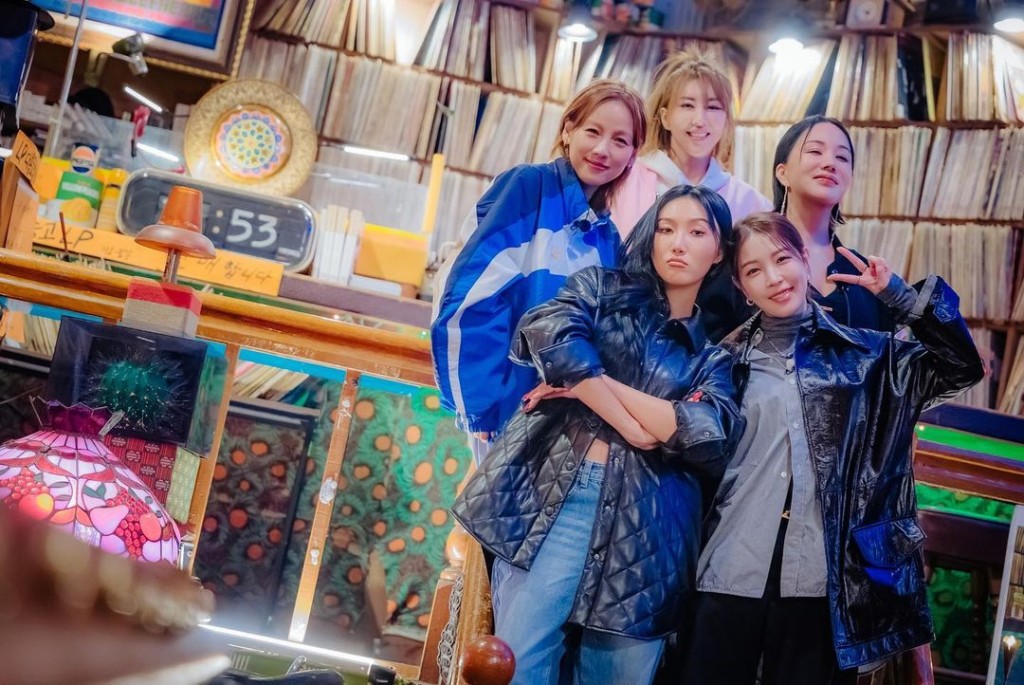 华莎最近与前辈金元萱、严正化、李孝利、BOA拍摄综艺节目《唱跳歌手流浪团》，到韩国不同地方表演。