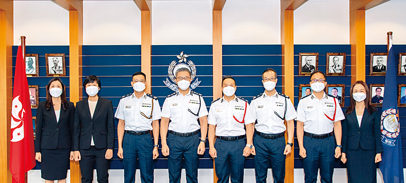 處長蕭澤頤（左四）向人員頒發晉升函件。警方圖片