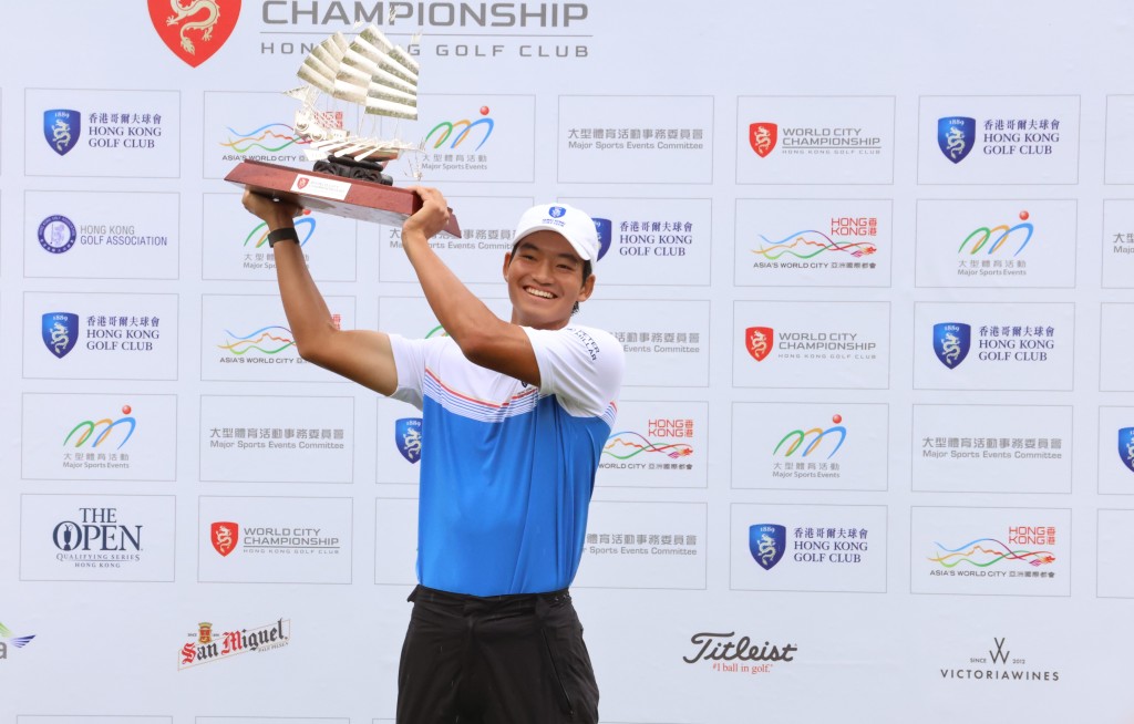 图为去年香港国际都会高尔夫球赛，香港球手许龙一主场夺冠。资料图片
