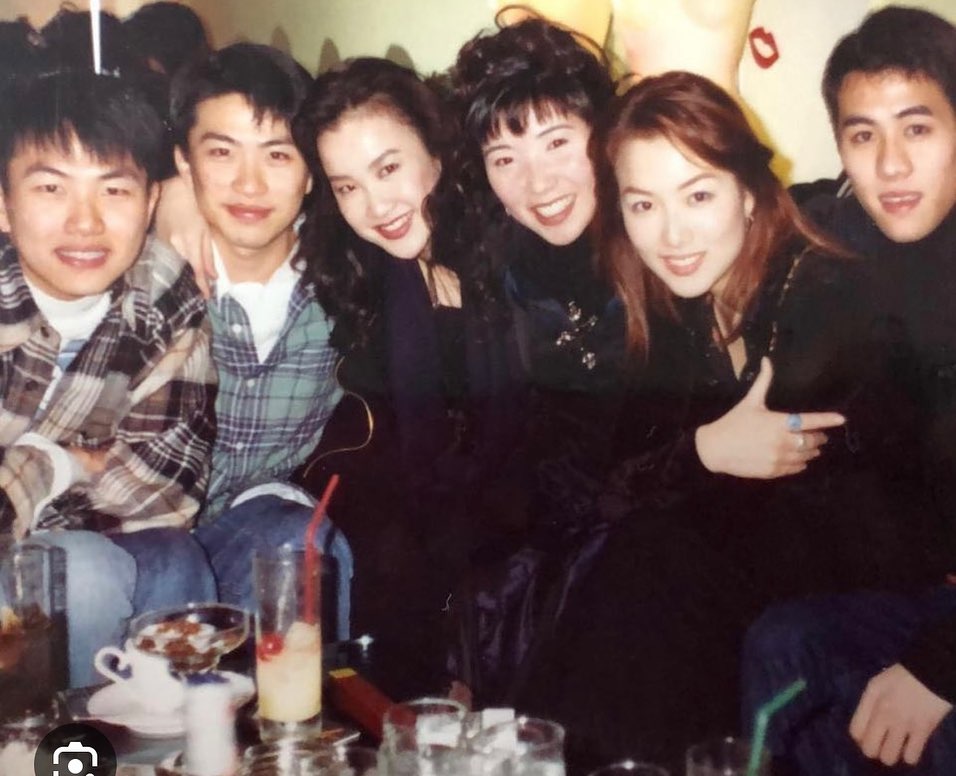 鄭秀文還分享了90年代與李玟的合照。
