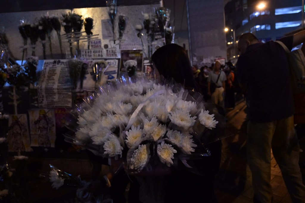 太子站外有人群獻花拜祭