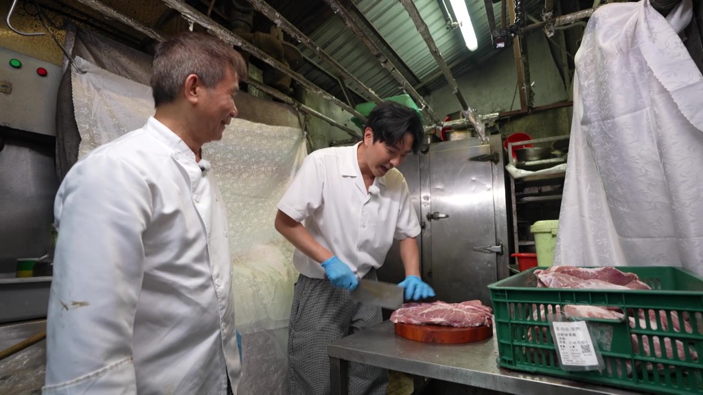 學整叉燒 發哥讚蕭正楠刀工十分穩定
