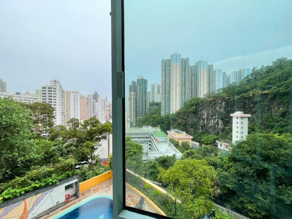 逸意居位處西灣臺之上,地勢稍高,低層單位亦可享開揚景致。