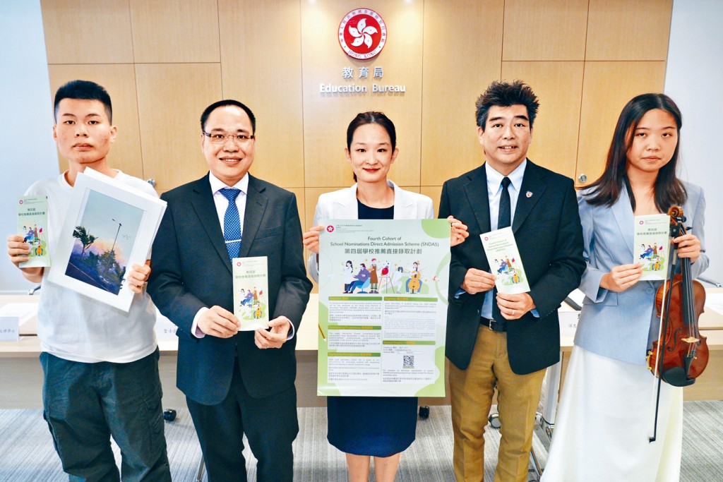季桑(中)表示,前3屆直接錄取計劃中,共有2200名學生獲得推薦,最終780份申請獲大學發出直接錄取通知,750名學生接受錄取。