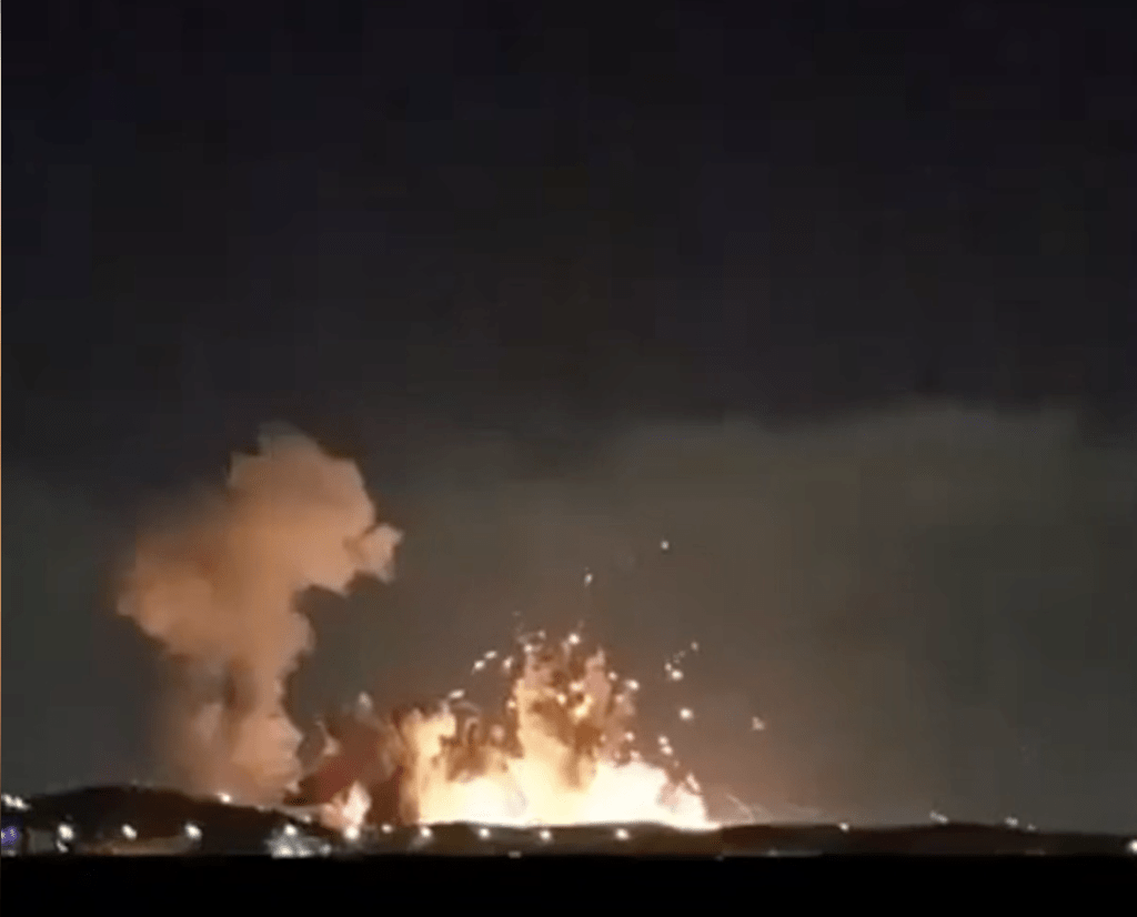 美軍動用重型鑽地炸彈轟炸伊朗大型彈藥庫，火光沖天，大量濃煙直衝高空，破壞力驚人。