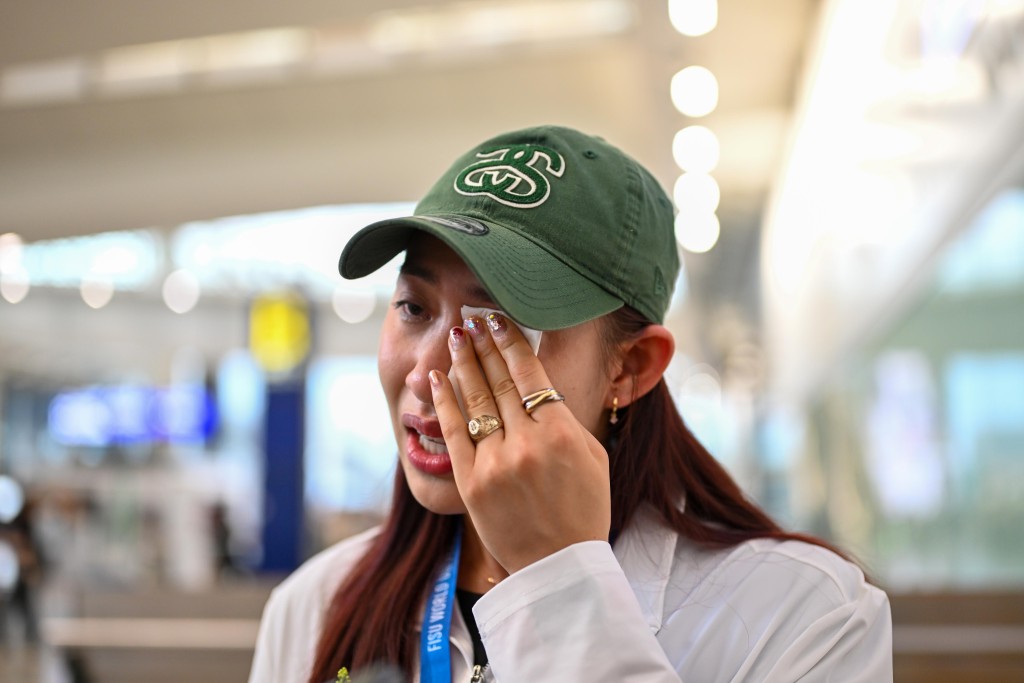 佘佘訪問中突然感觸哭起來。劉駿軒攝 佘佘訪問中突然感觸哭起來。劉駿軒攝