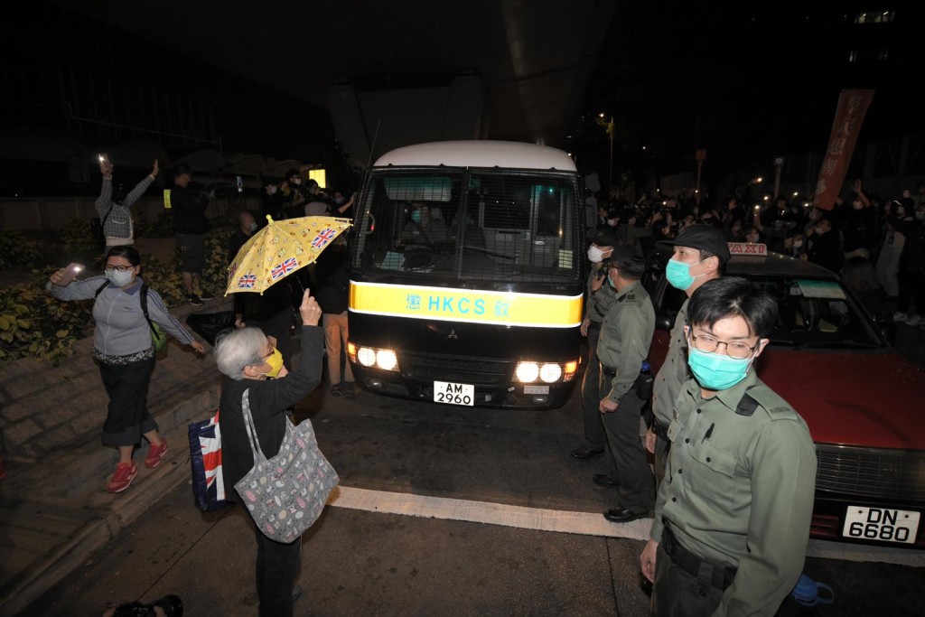 法院外大批支持者包圍囚車聲援及送別黃之鋒等被判囚三名前香港眾志成員。