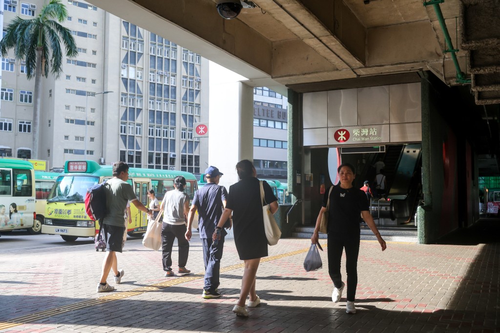 MTR mobile會員只要於10月1日上午9時至下午6時期間，開啟港鐵應用程式並點擊抽獎按鈕，即可立即得知結果。 資料圖片