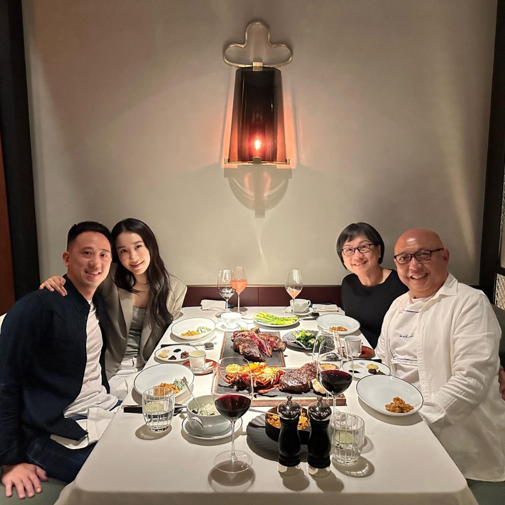 吴雨霏与老公、老爷奶奶进行「double date」。