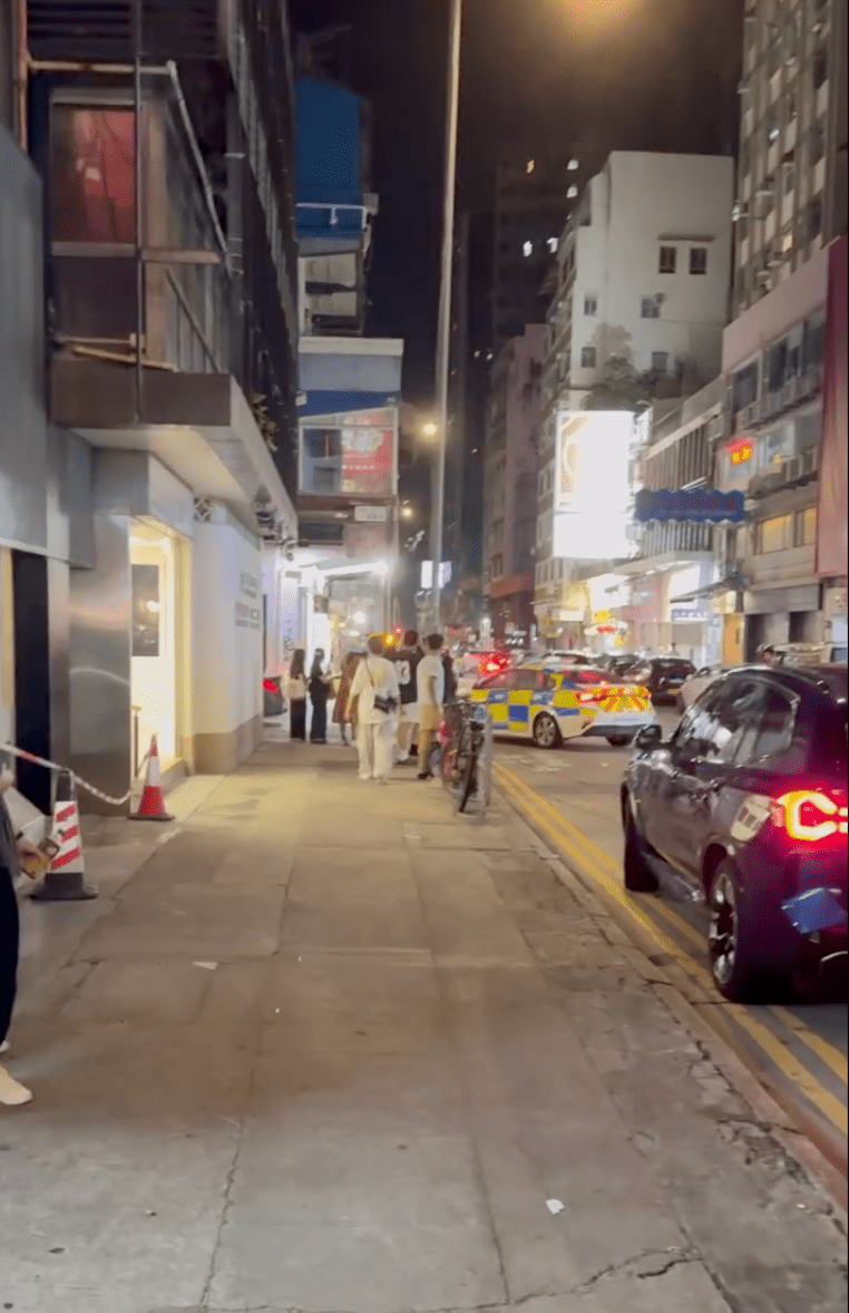 警車與Benz在尖少咀街頭展開追逐戰。網上影片截圖 警車與Benz在尖少咀街頭展開追逐戰。網上影片截圖