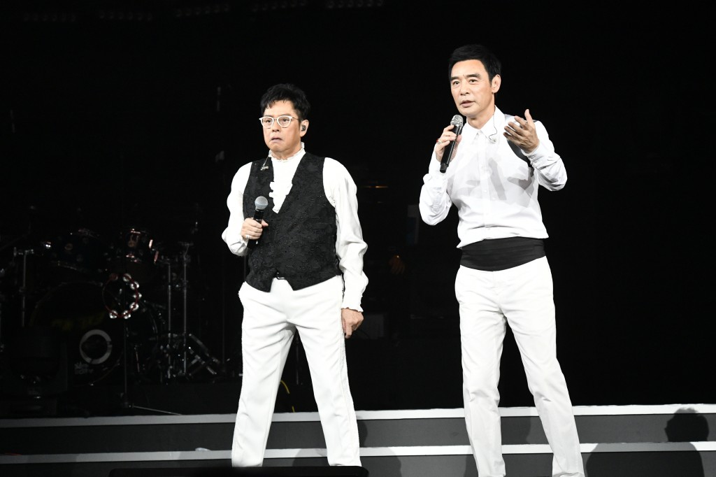 谭咏麟（阿伦）和锺镇涛（阿B）则在台上自称是新组合，更有个很厉害的组合名「实力派天花板顶流天团」。