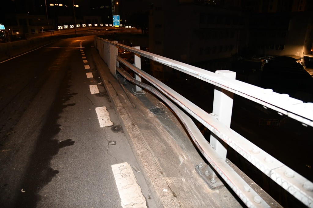 私家車失控撞欄。丁志雄攝